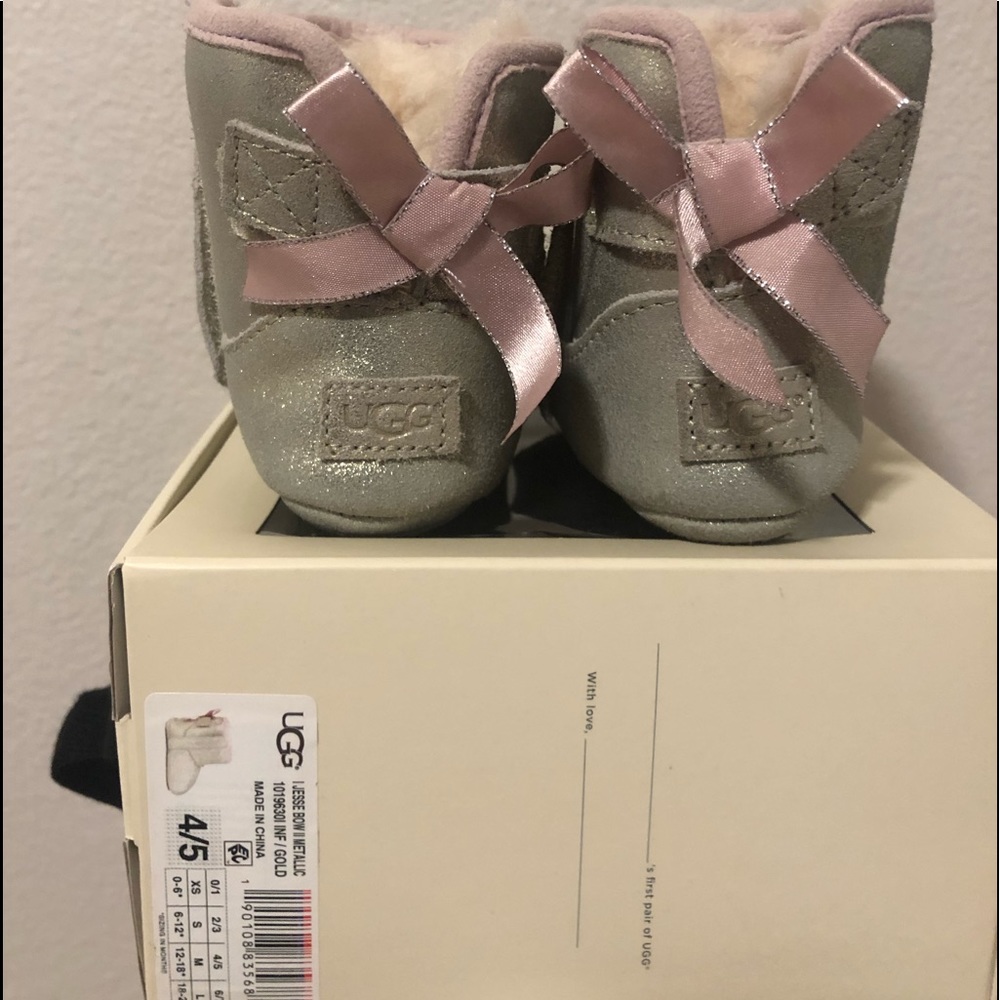 UGG 4/5 toddler girl boots ribbon detail